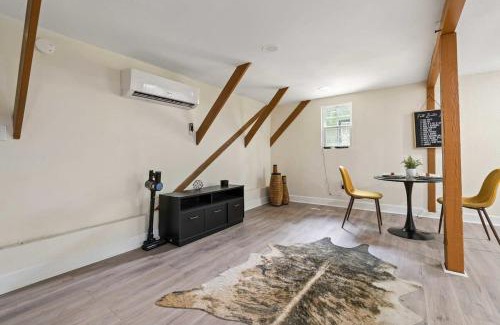 Leinkauf Apartment | The Lily Pad Modern Cottage In The City