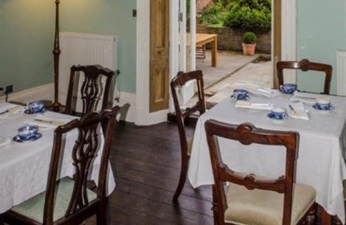 Newark Bed & Breakfast | The Lions
