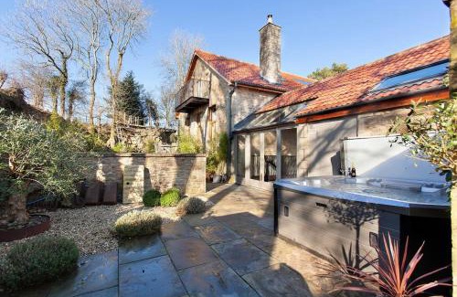 Bath Apartment | The Little Barn @ Bath With LARGE Hot Tub