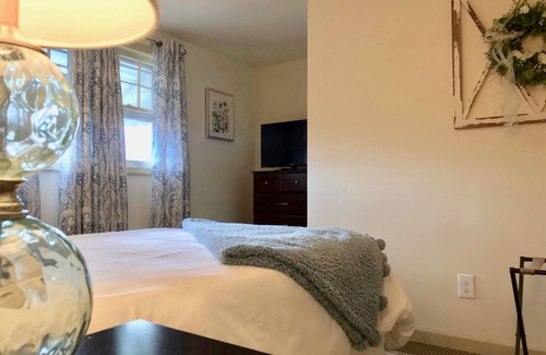 Niagara Falls House | The Little Italy of Niagara Falls Bed & Breakfast