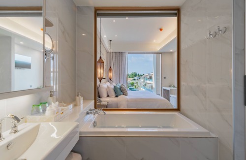 Khuekkhak Hotel | The Little Shore Khao Lak by Katathani