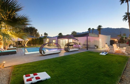 Palm Springs House | The Llama House by AvantStay Featured on HGTV Resort Style Pool Spa Permit4277