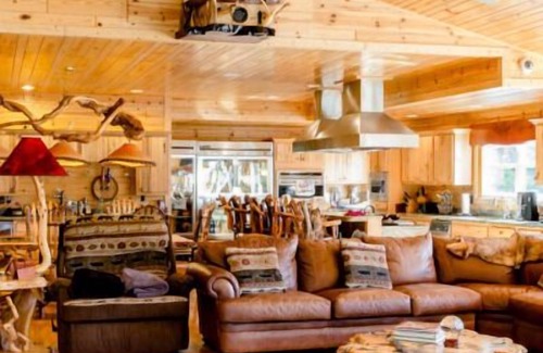 Evart Cabin | The Lodge at Meemo's Farm & Retreat