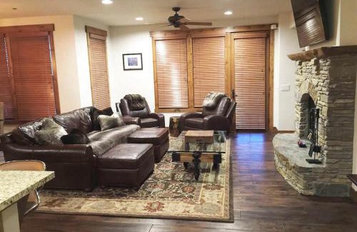 Mammoth Lakes House | The Lodges by 8th Hole Year-Round Fun