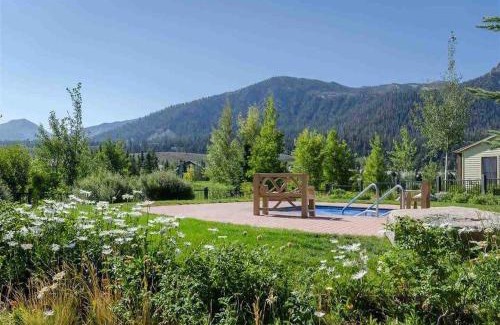 Mammoth Lakes House | The Lodges by 8th Hole Year-Round Fun