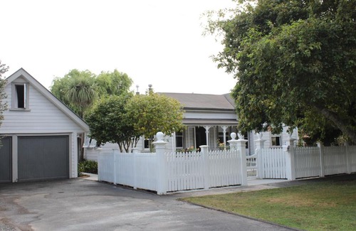 Onerahi House | The Loft Guesthouse - Private Harbourside Oasis