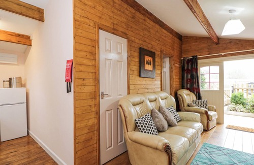 Bushton Cottage | THE LOG CABIN, pet friendly, with a garden in Royal Wootton Bassett