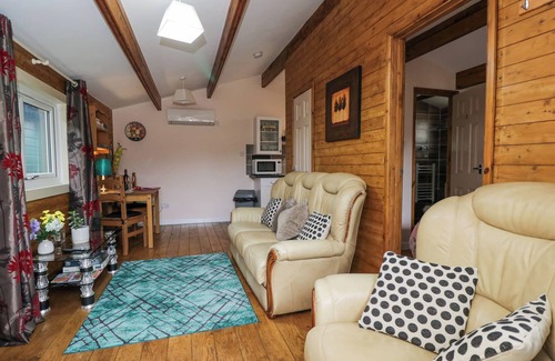 Bushton Cottage | THE LOG CABIN, pet friendly, with a garden in Royal Wootton Bassett