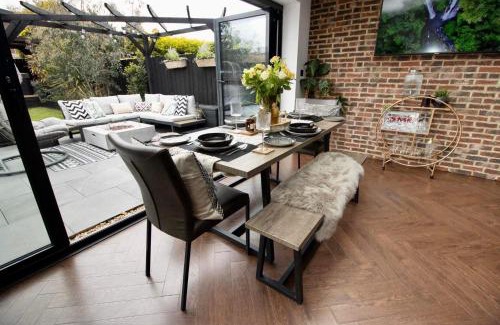 North Shields House | The Longsands Home- Coastal Retreat with Hot Tub