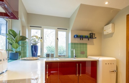 Knowl Hill House | The Lookout - 2 beds, private garden & parking