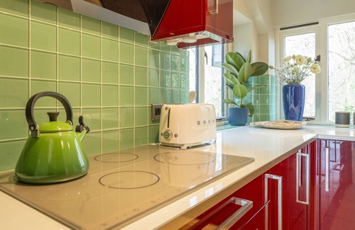 Knowl Hill House | The Lookout - 2 beds, private garden & parking