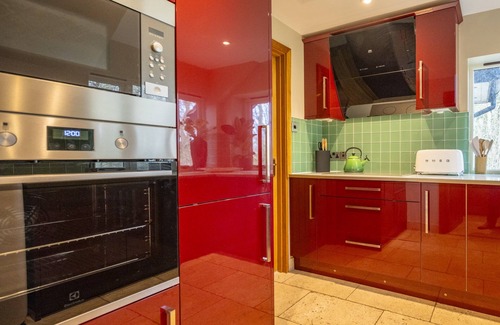 Knowl Hill House | The Lookout - 2 beds, private garden & parking