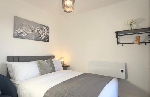 Northampton Apartment | 'The Luxury Snug' - A Charming Modern Luxury 2-Bed Flat with Parkview - Free Parking
