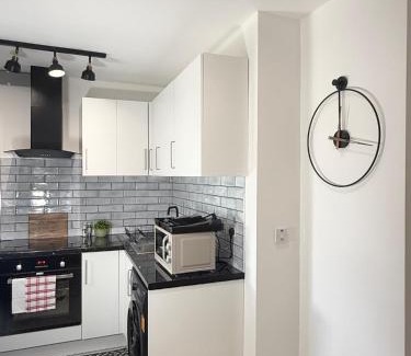 Northampton Apartment | 'The Luxury Snug' - A Charming Modern Luxury 2-Bed Flat with Parkview - Free Parking