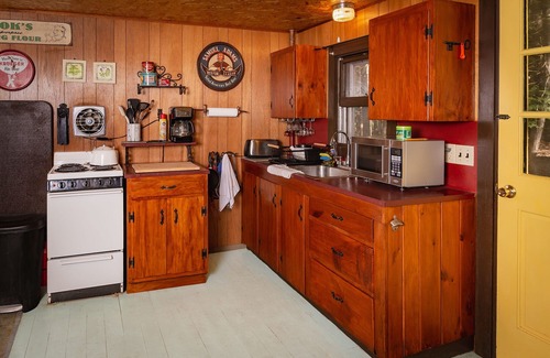 Stoneham Cottage | The Mad Moose on beautiful Keewaydin Lake