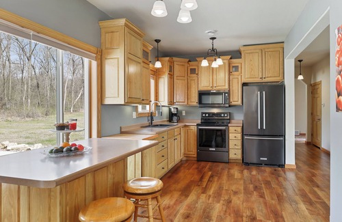 Pepin Cabin | The Main Stay on the Bluff: Private 4-Bedroom Retreat in peaceful Pepin.