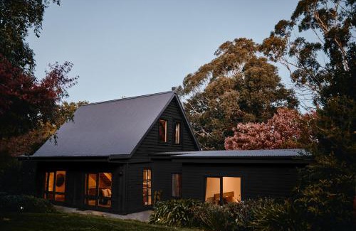 Robertson House | The Maple Lodge with Alpacas, Goats, Boars, Ducks & Chickens Farm Stay with Outdoor Pizza Oven
