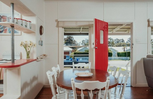 Currarong Cottage | The Marlin – 200 metres from the popular rock pools