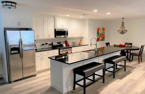 Springdale House | The McKinney dentrally located a few blocks from Emma St and Downtown four bedrooms