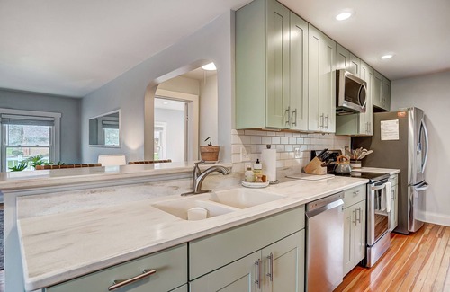 Bowling Green House | The Meeker House Charming 3/4 Bedroom Home w/Hot Tub