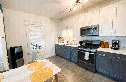 Kamm's Corners Apartment | The MidCentury Modern 5 min to Airport PETS!