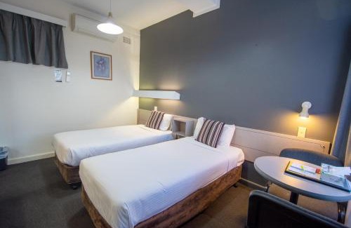 Orange Hotel | The Midcity Motor Lodge