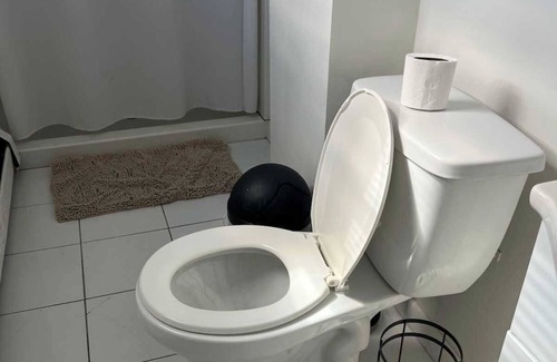 North Providence Apartment | The Middle flight Spacious 4-bedroom apartment with AC in North Providence