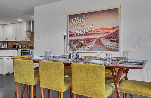 East Riverside House | The Mod Poppy | Large 5BR | 10 Mins to Waco Sights