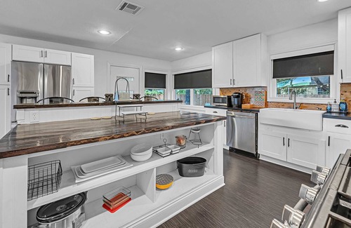 East Riverside House | The Mod Poppy | Large 5BR | 10 Mins to Waco Sights