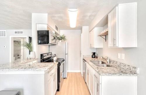 Old East Dallas Apartment | The Munger Proper - Spa Pool