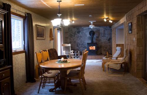 Douro-Dummer Bed & Breakfast | The Nest in the Forest Bed and Breakfast (Hot tub and Sauna)