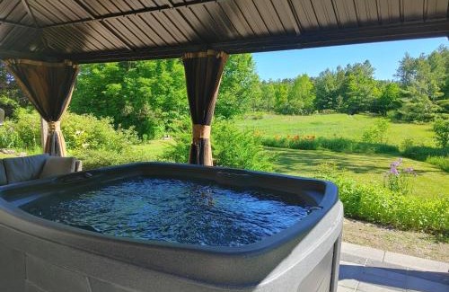 Douro-Dummer Bed & Breakfast | The Nest in the Forest Bed and Breakfast (Hot tub and Sauna)