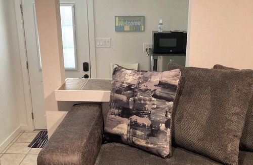 Glen Rose Apartment | The Nestle Inn, walk to Historic Downtown Square. Centrally located.