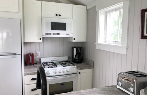 Mid-Coast and Islands House | The Nugget- Perfect 1 bedroom cottage. Across from Mackerel Cove, Johnson Field.