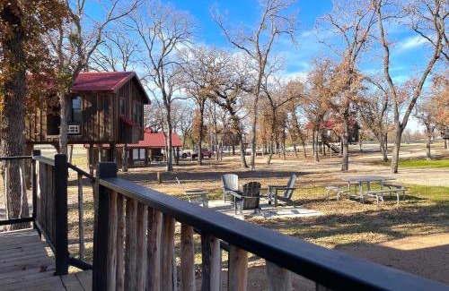 Elm Mott Ski Chalet | The Nuthatch Cabin 15 MIN to Magnolia Baylor