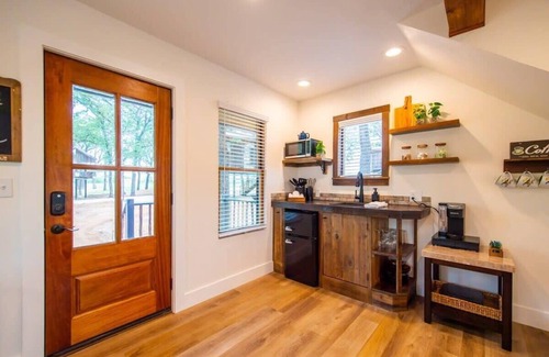 Elm Mott Ski Chalet | The Nuthatch Cabin (15 MIN to Magnolia & Baylor)