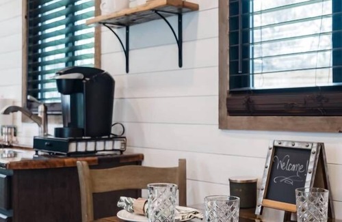 Waco Apartment | “The Oaks” Helm™ model Container Home 12 min to Magnolia Market