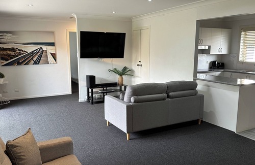 Albion Park Rail Hotel | The Oaks Hotel Motel
