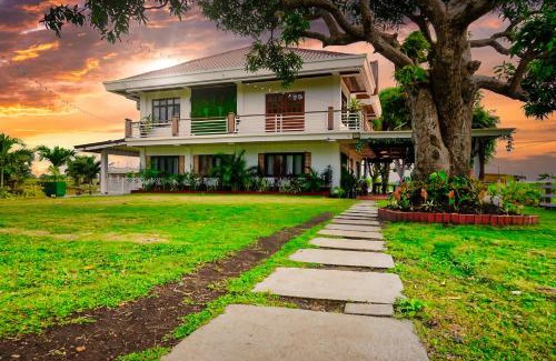 San Fernando Villa | THE OASIS RESORT & VENUE CasaBien 4BR, 2TB, Pool,Wifi, Videoke, BBQ, Balcony, Guest , Near Naga City