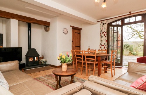 Brazzacott Cottage | THE OLD APPLE TALLET, pet friendly, with pool in Launceston