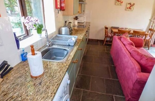 Barrow Gurney Cottage | THE OLD PARLOUR, family friendly, character holiday cottage in Regil