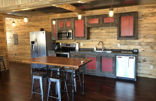 Stanton Cabin | The ORIGINAL Shipping Container Cabin in RRG-High Speed WiFi!-HotnTub!-View!