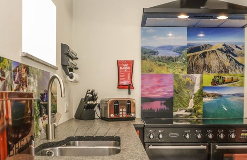 Llanfyllin Cottage | THE OWL HOUSE, pet friendly, with a garden in Llanfihangel