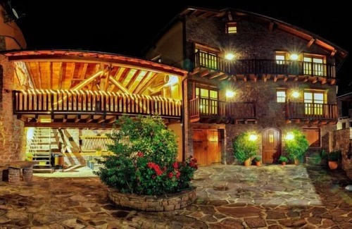 Llagunes Cottage | The pallé de cal bosch, spacious rural apartment with magnificent views, Pyrenees