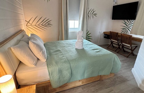 Bridgetown Hotel | The Palm Room on Carlisle Bay, AC, Wifi, beachfront property.