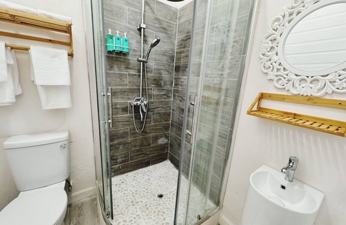 Bridgetown Hotel | The Palm Room on Carlisle Bay, AC, Wifi, beachfront property.