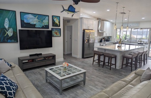 Apollo Beach House | The Palm Tree Waterfront - Pool Home - Free Heated pool- Pool Table - kayaks