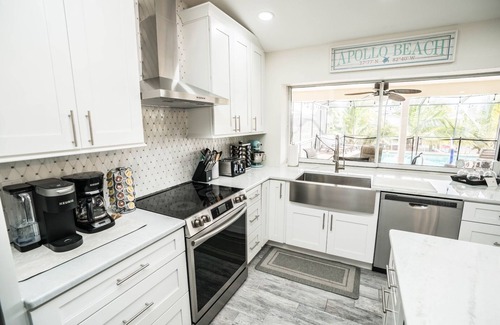 Apollo Beach House | The Palm Tree Waterfront - Pool Home - Free Heated pool- Pool Table - kayaks