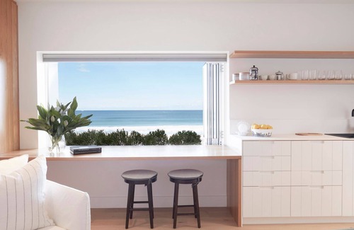 Palm Beach House | The Palms a gorgeous modern house positioned as close as you can get to beautiful palm beach.