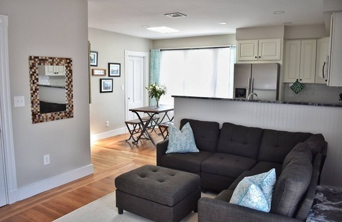 Fifth Ward Apartment | The Peaceful Puffin - 2-bedroom apartment with AC in Newport, RI